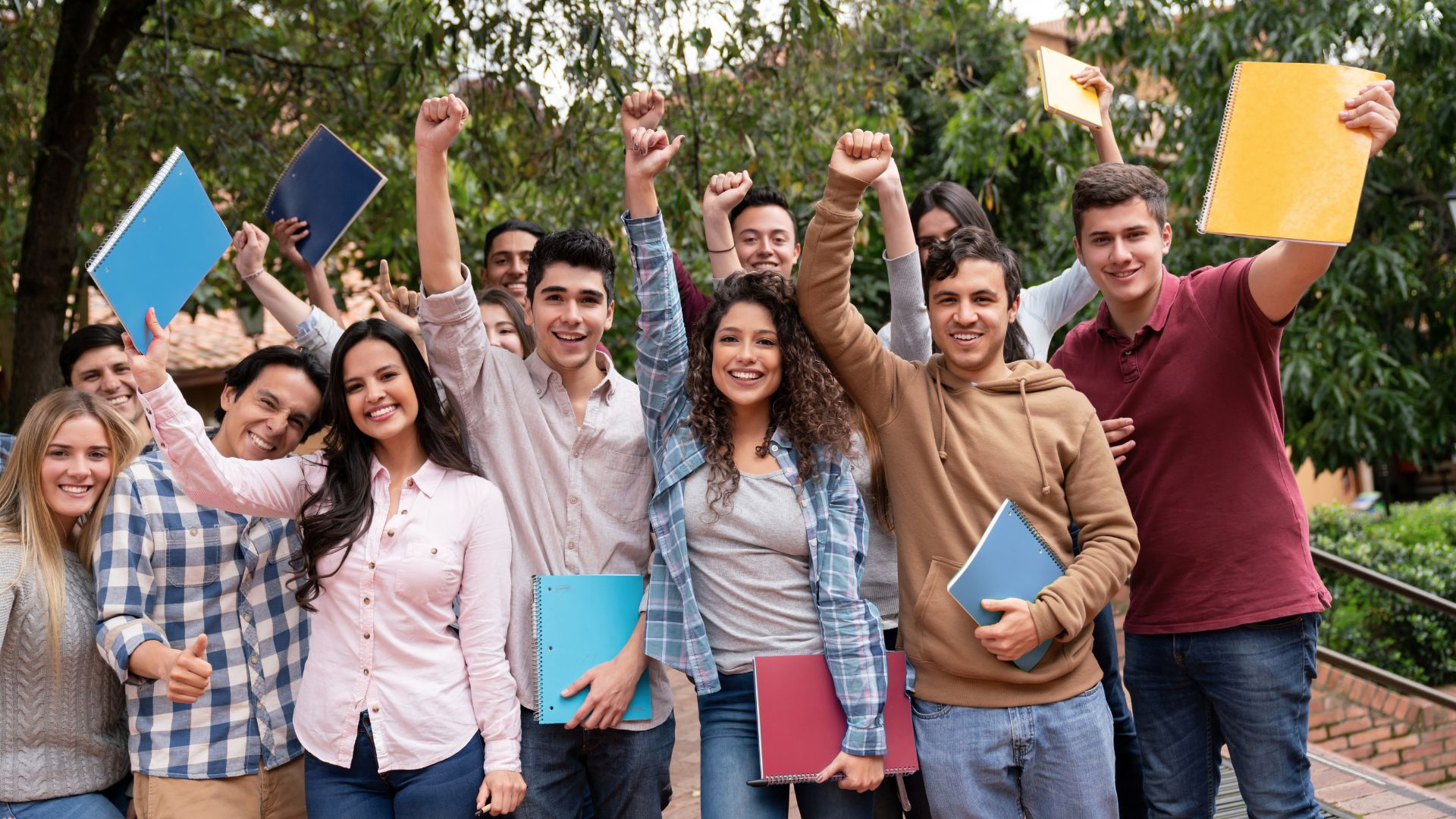 Estudiantes colaborando